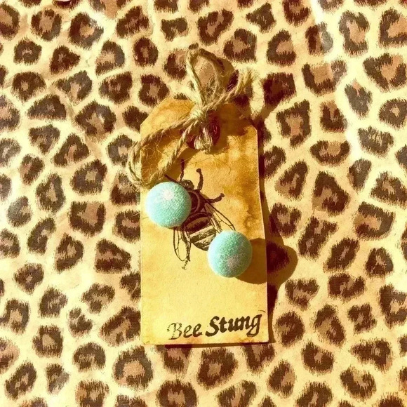 Handmade Flower Design Fabric Covered Earrings NEW - Picture 1 of 3